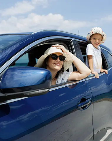 Famille heureuse dans sa voiture