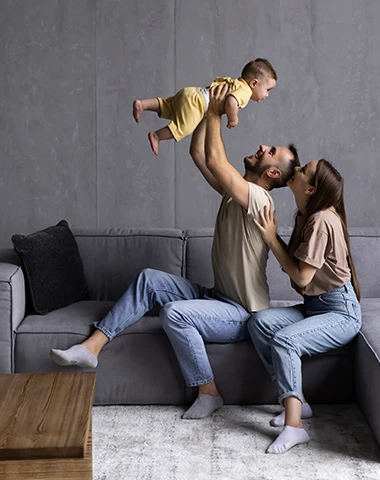 Famille heureuse dans sa maison