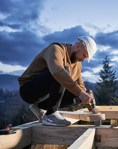 Ouvrier travaillant sur un toit