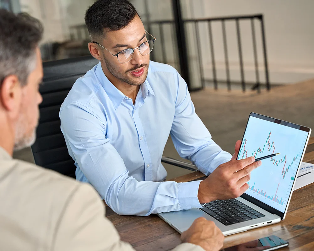 Homme montrant un graphique à un autre homme