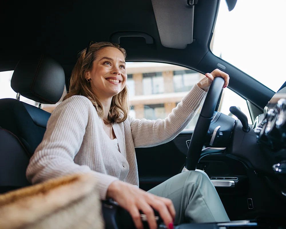 Femme au volant de sa voiture