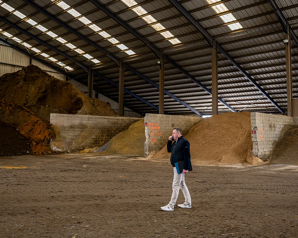 Homme dans un hangar de ferme