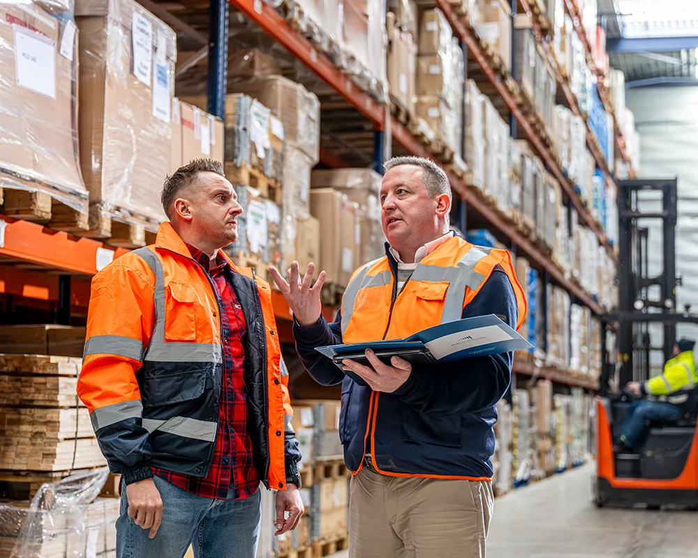 Deux hommes dans un entrepôt de stockage
